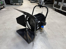 Load image into Gallery viewer, ARRI Studio 2000 Fresnel 6x Pole‑Op Kit with Barndoors (Tungsten)