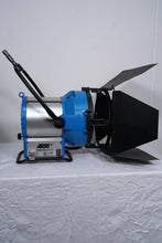 Load image into Gallery viewer, ARRI ARRISUN 2.5/4kW HMI PAR with Ballast & Lens Set