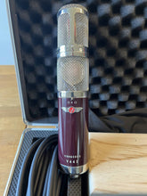 Load image into Gallery viewer, Vanguard Audio Labs V44S Stereo Condenser Microphone – Pro