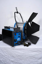 Load image into Gallery viewer, ARRI 2.5kW HMI Compact Fresnel with Electronic Ballast – Used
