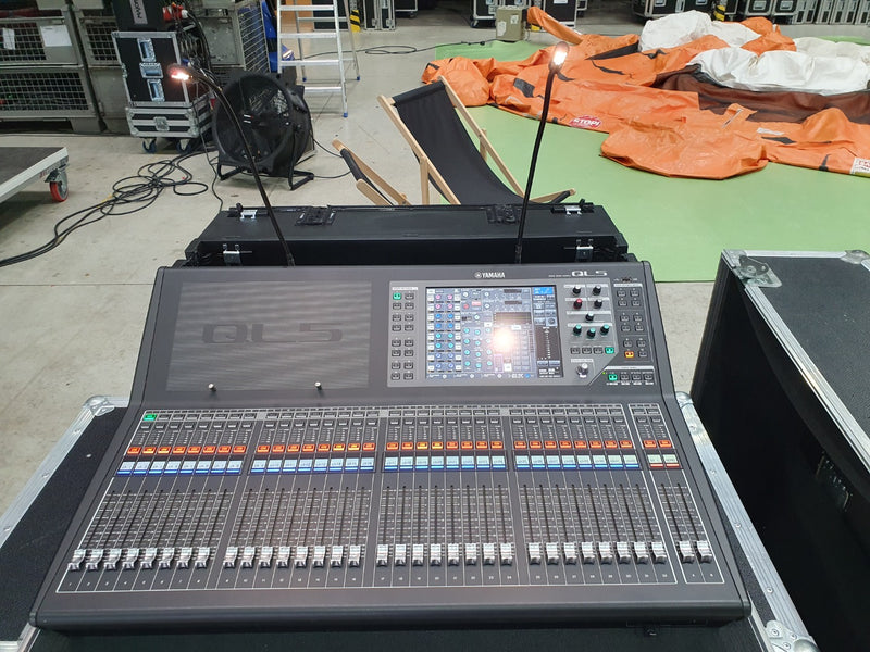 Yamaha QL5 Digital Mixing Console with Amptown Lid Case