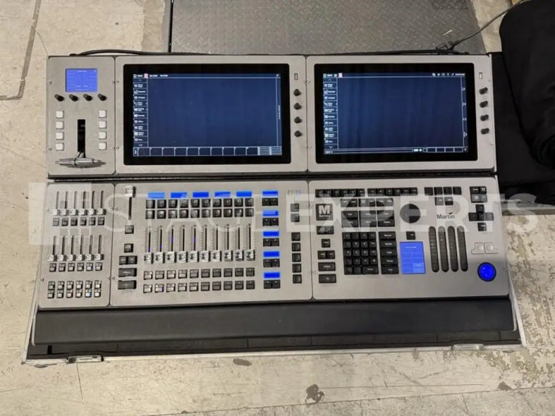 Martin M6 Lighting Console with Flight Case – Pro Control
