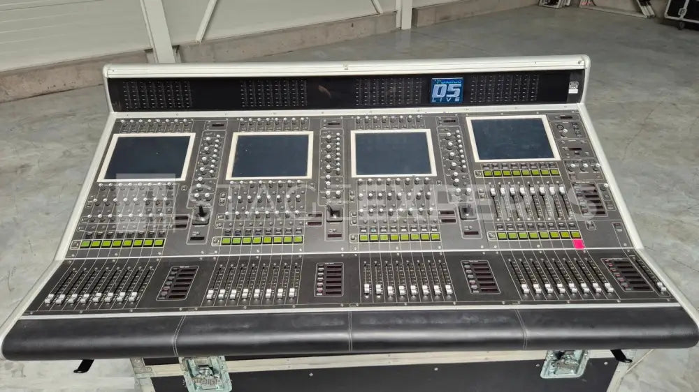 DiGiCo D5 Live Digital Console with Racks & Flight Case