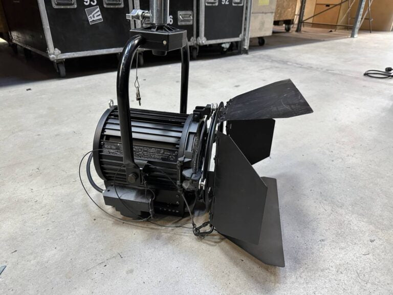 ARRI Studio 1000 Fresnel 24-Pack Pole-Op with Barndoors