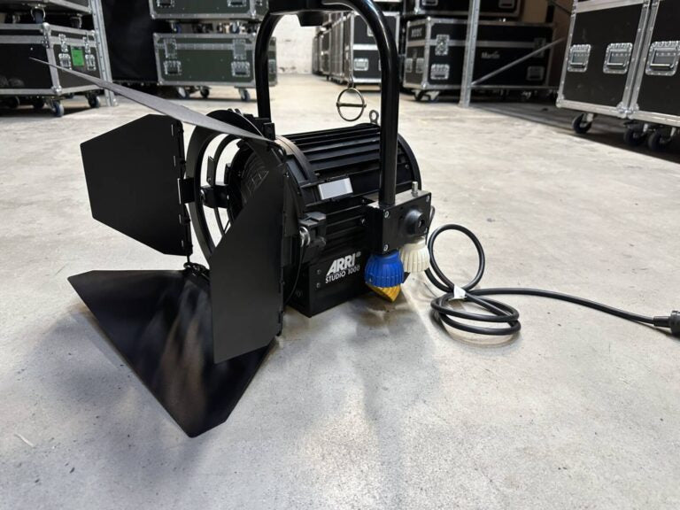 ARRI Studio 1000 Fresnel 24-Pack Pole-Op with Barndoors