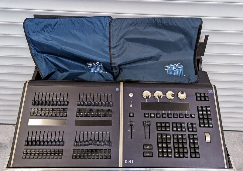 ETC Ion Console + 2x20 Fader Wing, Dust Cover & Flightcase