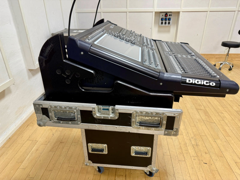DiGiCO SD10-24 Digital Mixing Console – 24-Fader Live Sound