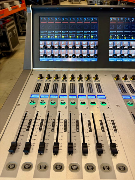 Soundcraft Vi7000 with Vi Stagebox – Digital Mixing Console