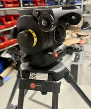 Load image into Gallery viewer, Vinten Vision 100 Carbon Fibre Tripod System with Spreader
