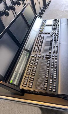 MA Lighting grandMA3 Full-size Lighting Console with Case