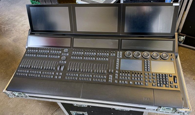 MA Lighting grandMA3 Full-size Lighting Console with Case