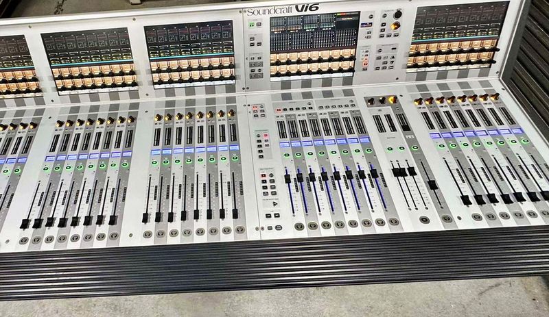 Soundcraft Vi600 Digital Mixing System with Racks & Case