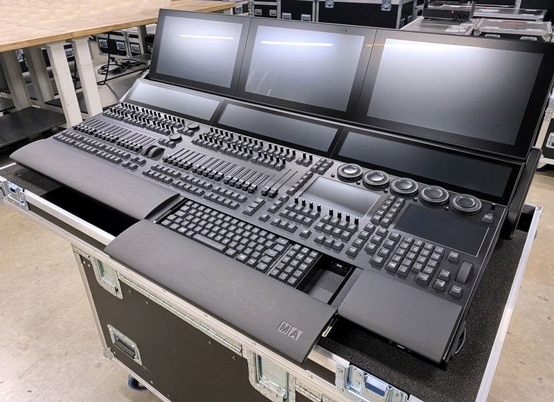 MA Lighting grandMA3 Full-size Lighting Console with Case
