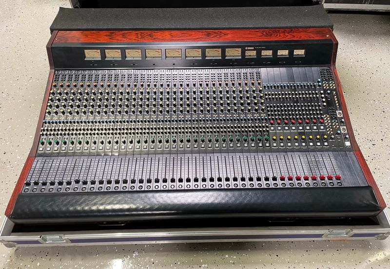 Yamaha PM 2000 Analogue Mixing Console – 32-Input FOH Desk
