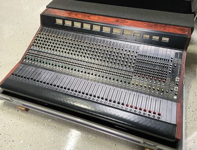 Yamaha PM 2000 Analogue Mixing Console – 32-Input FOH Desk