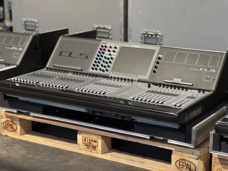 Yamaha CL5 Digital Mixer with Flight Case, Lamp & Cover