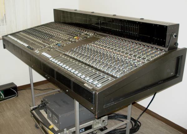 Harrison HM-4 Analogue FOH Console | 32-8-2, 8 Aux, VCA