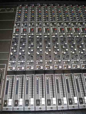 Harrison HM-4 Analogue FOH Console | 32-8-2, 8 Aux, VCA