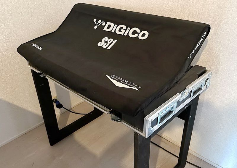 DiGiCo S31 Digital Mixing Console – 48 Flexi Inputs
