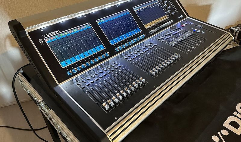DiGiCo S31 Digital Mixing Console – 48 Flexi Inputs