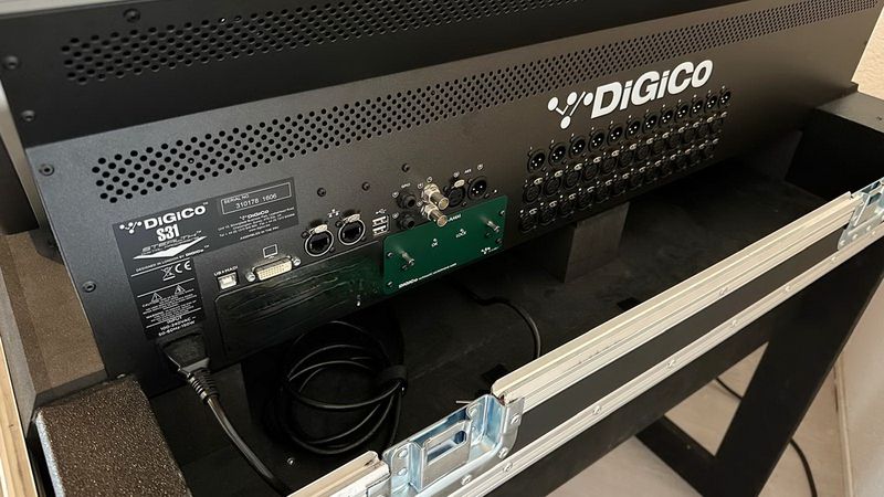 DiGiCo S31 Digital Mixing Console – 48 Flexi Inputs