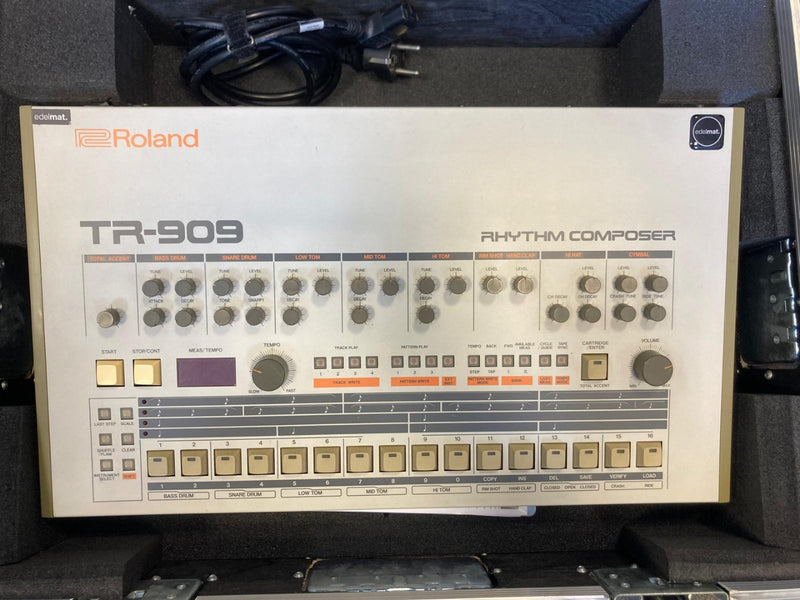 Roland TR-909 Drum Machine with Case – Classic Groovebox