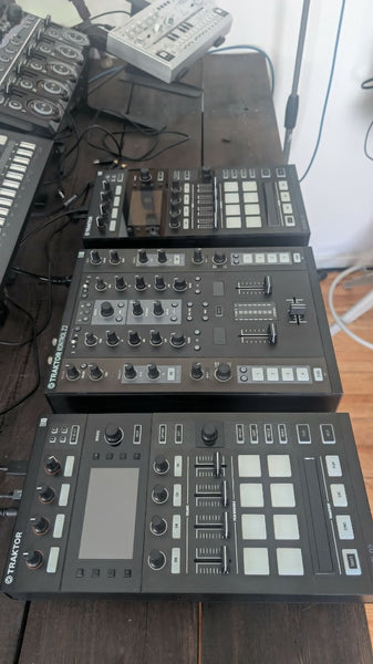 Native Instruments Traktor Kontrol D2 (x2) + Z2 Mixer Bundle