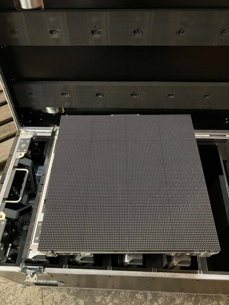 ADJ AV4IP – 60 Panels Outdoor LED Wall with Flight Case