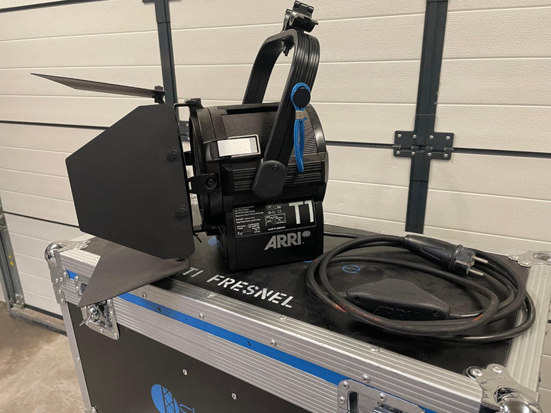ARRI True Blue T1 1kW Tungsten Fresnel Spotlight – IP23