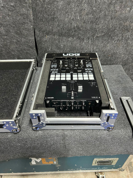 Pioneer DJ DJM-S7 2-Channel Battle Mixer with Case