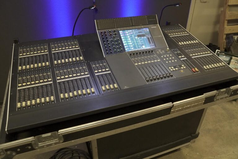 Yamaha M7CL-48 Digital Mixer + Flight Case, 48-Channel