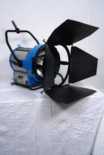 Load image into Gallery viewer, ARRI ARRISUN 2.5/4kW HMI PAR with Ballast &amp; Lens Set
