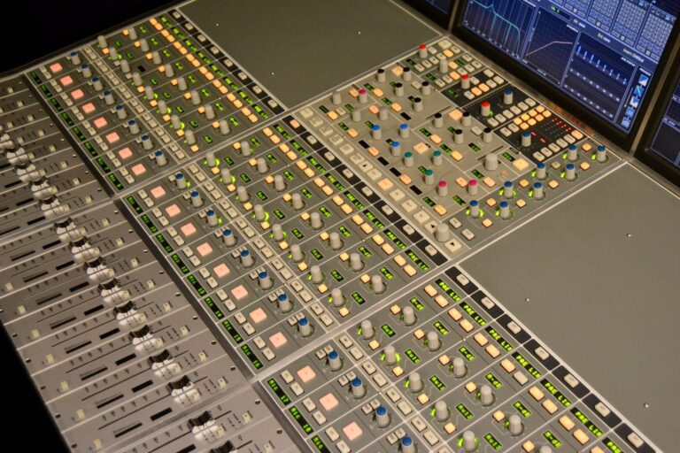 Solid State Logic C100 Digital Console with Centuri – 128ch