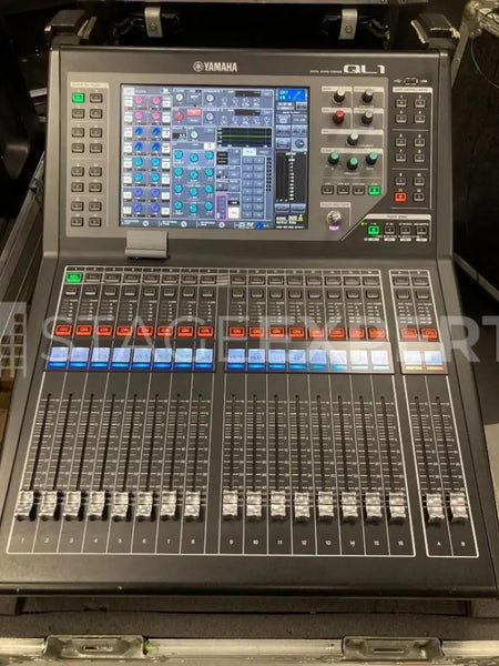 Yamaha QL1 Digital Mixing Console with Case – Excellent