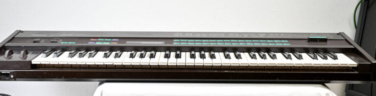 Yamaha DX7 FM Synthesizer with ROM Cartridges – Studio/Stage