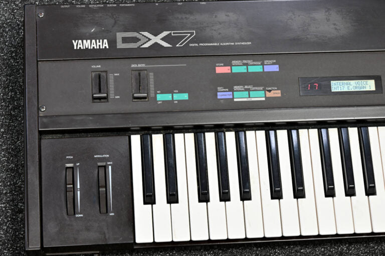 Yamaha DX7 FM Synthesizer with ROM Cartridges – Studio/Stage
