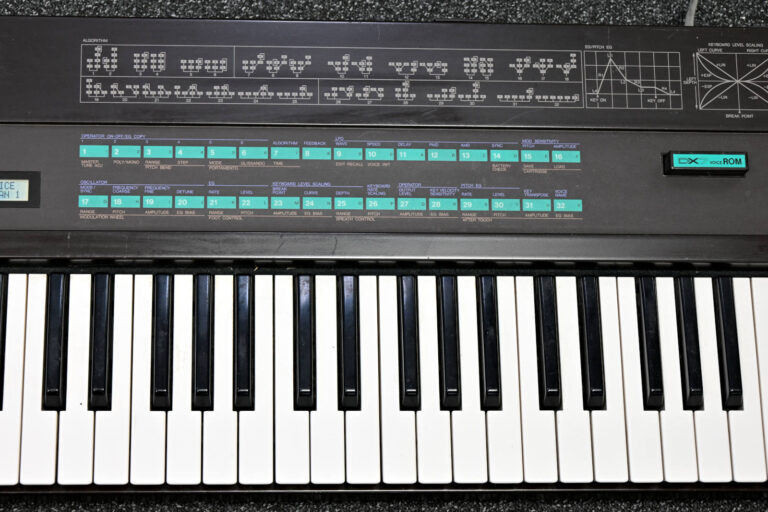 Yamaha DX7 FM Synthesizer with ROM Cartridges – Studio/Stage