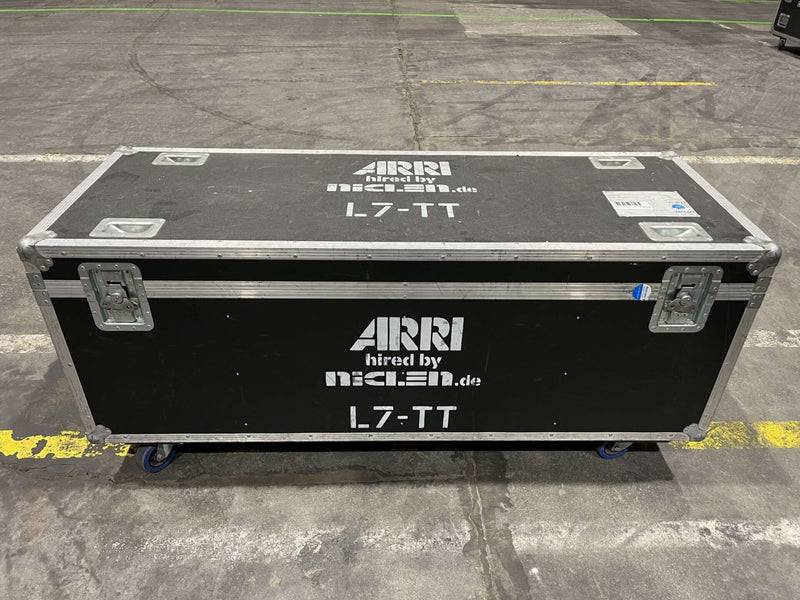 ARRI L7‑TT PO LED Fresnel (Black) with Barndoor | Stage Experts