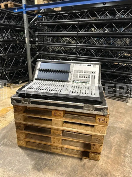 Soundcraft Vi1 Digital Mixing Console with Flight Case – Pro
