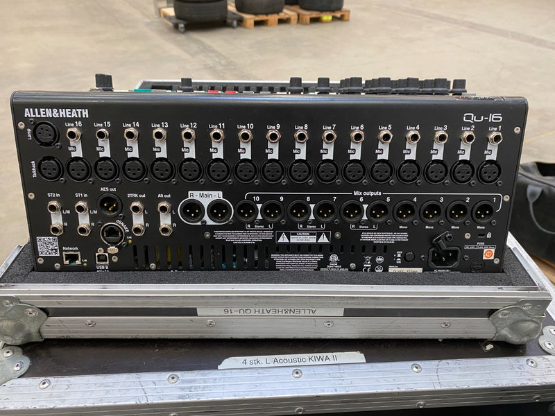 Allen & Heath QU-16 Digital Mixer with Flight Case, 16-ch