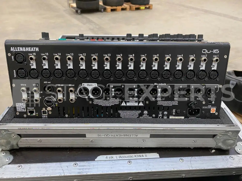 Allen & Heath QU-16 Digital Mixer with Flight Case, 16-ch