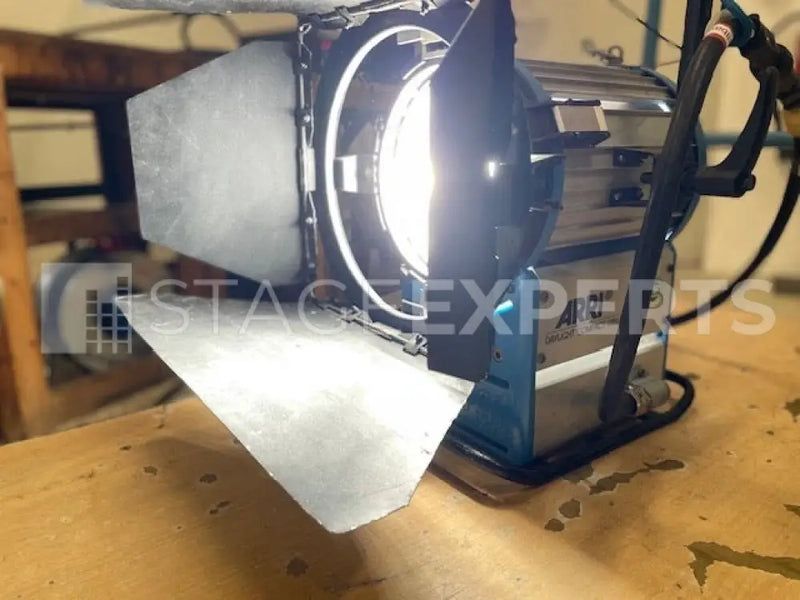ARRI Daylight Compact 1.2 kW HMI Set – Fresnel Kit, FF Ballast