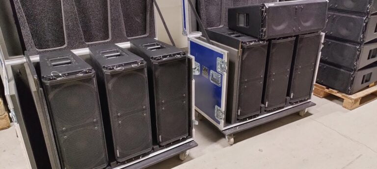 QSC WideLine-10 32-Cabinet Line Array Package with Cases