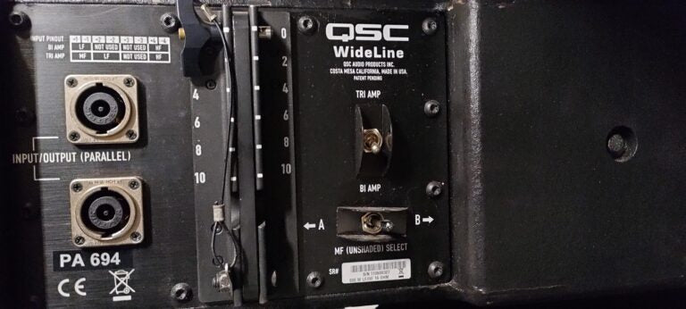 QSC WideLine-10 32-Cabinet Line Array Package with Cases