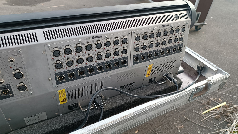 Soundcraft Si2 Digital Mixer, 48-channel, with Flight Case