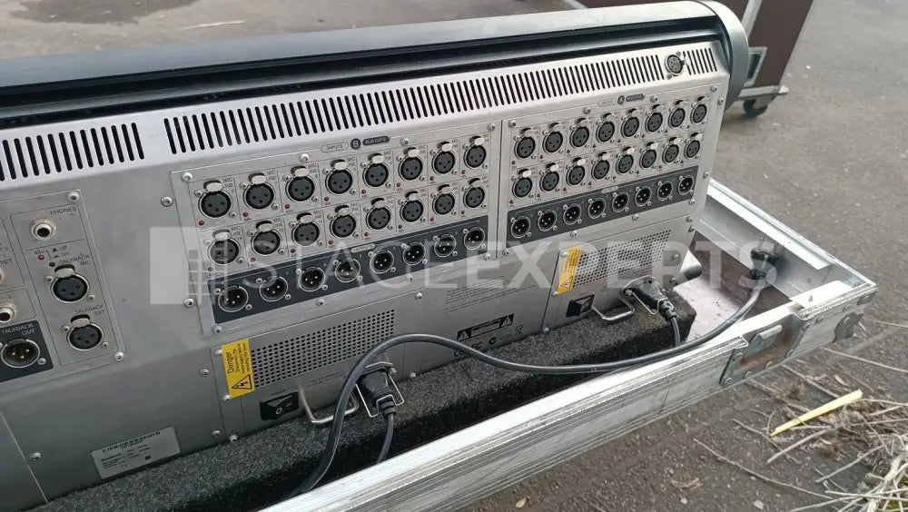 Soundcraft Si2 Digital Mixer, 48-Channel with Flight Case