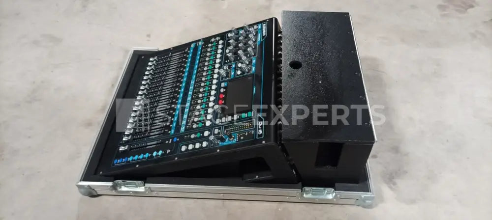 Allen & Heath QU-16 Digital Mixer with Flight Case – Compact