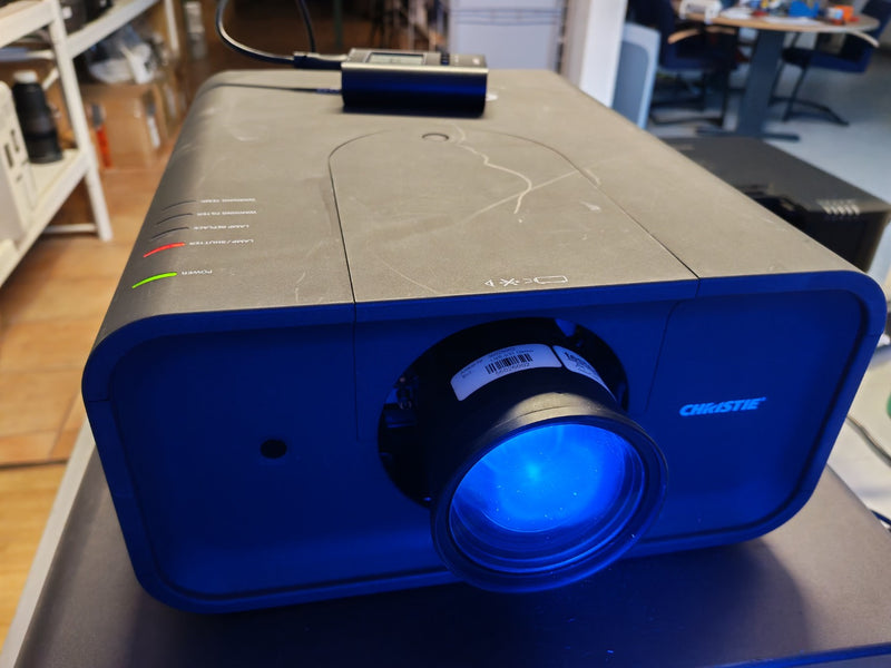 Sanyo PLC-XP200 projector with 2 lenses – 7000 lumens
