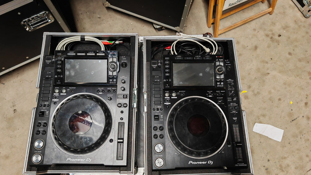 Pioneer CDJ‑2000NXS2 Pair with Road Case | Media Players