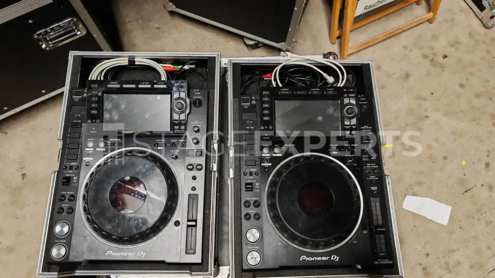 Pioneer CDJ‑2000NXS2 Pair with Road Case | Media Players